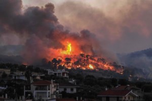 Κάντζα: Φωτιά σε όχημα στην Αττική οδό - Μεγάλες καθυστερήσεις