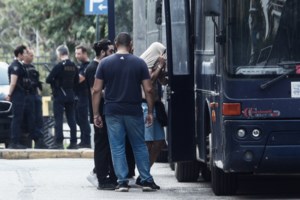 Νέα Φιλαδέλφεια: Οπαδοί της ΑΕΚ έξω από τα γραφεία της UEFA - "Πετάξτε έξω τους ναζί - Μιχάλης παρών" [Εικόνες] - εικόνα 2