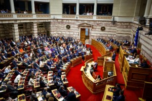 Βουλή: "Κωλοτούμπα" από Σπαρτιάτες και Βελόπουλο για την ψήφο των ομογενών