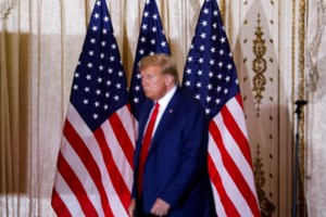 Viral η είσοδος Τραμπ στο δικαστήριο του Μανχάταν: Αποθεώνουν στο Twitter τους αστυνομικούς που δεν του κράτησαν την πόρτα - εικόνα 8