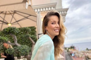 Μαριέττα Χρουσαλά: Βγήκε στην πόλη με το μαγιό της - Ο ιδανικός συνδυασμός με ψηλόμεσο σορτς - εικόνα 6