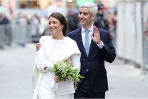 Τon sur ton σε αποχρώσεις του μπεζ: Η Αντέλ κατάξανθη, με απίθανο trench coat και πιο λαμπερή, πιο στιλάτη και πιο όμορφη από ποτέ - εικόνα 5