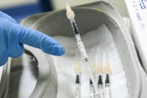 Εμβόλιο Pfizer: Για κενά στις παραδόσεις προειδοποιεί η BioNTech - εικόνα 2