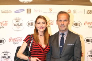 Τζένη Μπαλατσινού: Η εμφάνιση σε fashion show με κόκκινο ασύμμετρο φόρεμα με cut out στη μέση και σανδάλια