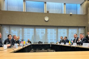 Politico: Το σκληρό δίλημμα Ζελένσκι - Να δεχθεί το σχέδιο Τραμπ ή να βασιστεί στους Ευρωπαίους συμμάχους - εικόνα 2