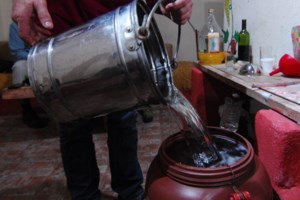 Ηράκλειο: Διασωληνωμένοι στην εντατική πέντε τουρίστες που ήπιαν καυστικό υγρό αντί για τσικουδιά σε μπαρ ξενοδοχείου