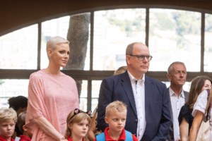 Elegant με λευκό πουκάμισο η πριγκίπισσα Σαρλίν: Το cargo παντελόνι Louis Vuitton και τα flats Jimmy Choo - εικόνα 7