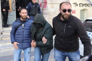 "Χάλι της Τέχνης, σκουπίδι, απόβρασμα": Εξαλλος ο λυράρης του "Σασμού" με τον 66χρονο που βίαζε και εξέδιδε τον 13χρονο