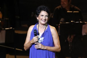 Άλκηστις Πρωτοψάλτη: Χαμόγελα και φιλιά με κάποιον... που δεν ξέρει καν πώς τον λένε - εικόνα 3