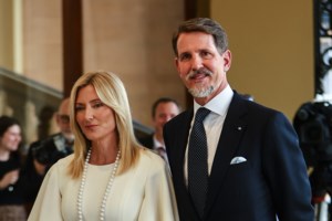 Στο Ηρώδειο Παύλος - Μαρί Σαντάλ - Νικόλαος: Η σπάνια κοινή εμφάνιση και το γεύμα στην Αθήνα για τα γενέθλια της 56χρονης - εικόνα 6