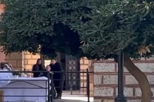 Ν. Πέραμος: Στη ΓΑΔΑ για κατάθεση η μητέρα του 27χρονου Μανώλη Βροντάκη - εικόνα 2