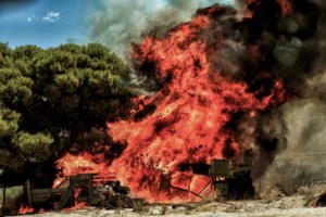 Φωτιά στην Εύβοια: Ανατράπηκε πυροσβεστικό όχημα - Ένας τραυματίας πυροσβέστης