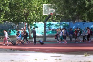 Θεσσαλονίκη: Απίστευτες ουρές μαθητών που  βγήκαν θετικοί στο self test - Κάνουν και rapid [εικόνες - βίντεο] - εικόνα 2