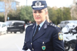 Ποσειδώνος: Αυτοκίνητο πήρε φωτιά στο ύψος του Μοσχάτου - Διεκόπη η κυκλοφορία [βίντεο]