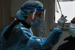 Μείωση μισθού για τους εργαζόμενους που παίρνουν άδεια για τα παιδιά τους που νόσησαν από κορονοϊό- Εντονες αντιδράσεις