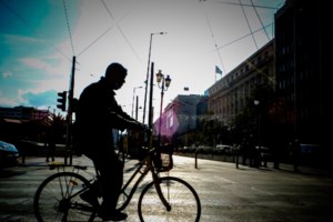 Ο Μητσοτάκης στη Βουλή για τα νομοσχέδια με τις παροχές - Σε "άδεια εστία" λόγω της απουσίας Τσίπρα - εικόνα 2