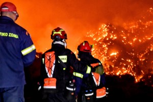 Απόκοσμη εικόνα με τους καπνούς από τη φωτιά στο Ξυλόκαστρο να σκεπάζουν την Αθήνα