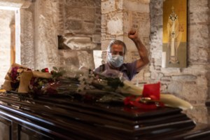 Μίκης Θεοδωράκης: Ένταση στη Μητρόπολη - Νεύρα και παράταση του λαϊκού προσκυνήματος [Εικόνες - Βίντεο] - εικόνα 9