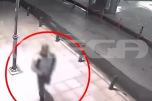 Ντοκουμέντο: Επιδειξίας στο Αιγάλεω ακολουθεί και παρενοχλεί δύο γυναίκες- Επιτέθηκε και θώπευσε τη μία - εικόνα 2