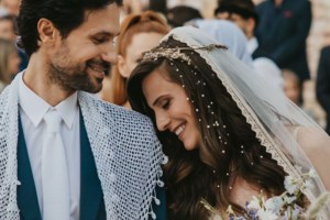 Μαρία Τζομπανάκη: Στην αγκαλιά του συζύγου της, με φόντο το απέραντο γαλάζιο - εικόνα 2