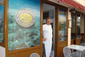 Ερεικούσσα: Οι δασκάλες ετοιμάζουν τους μοναδικούς τέσσερις μαθητές για την παρέλαση [βίντεο]