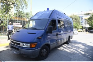 Κύκλωμα εκβιαστών: Αυτή είναι η αρχηγός "Νάνσυ" που "ψάρευε" μαγαζάτορες - Το ποινικό παρελθόν, τα ακριβά ρολόγια και το ρευστό