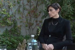 Άννα Μαρία Παπαχαραλάμπους: ''Τη μέρα που πέθανε η μητέρα μου έπαιζα στο θέατρο'' [βίντεο]