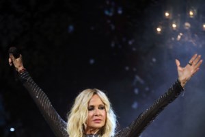 "Τρέχουμε παιδιά, γρήγορα"- Η Άννα Βίσση διέκοψε τη συναυλία της όταν λιποθύμησαν δύο κορίτσια: "Πώς το βλέπετε το παιδί;"