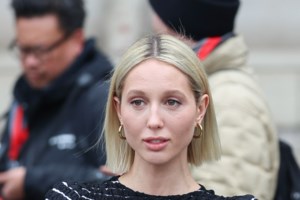 Ολίβια Παλέρμο: Ο ορισμός του στιλ και της κομψότητας με τουίντ φόρεμα, δερμάτινες μπότες και φιόγκους - εικόνα 4