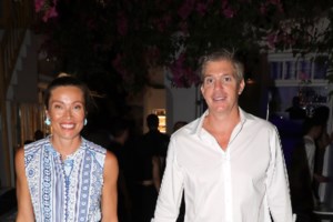 Χρουσαλά - Πατίτσας: Η κόρη τους Μάργκω Πατίτσα σε παραλία της Μυκόνου με λιλά ολόσωμο μαγιό - εικόνα 15