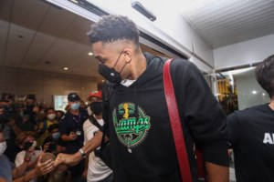 Μιλγουόκι Μπακς: Με τους Αντετοκούνμπο και ως "ΚΑΕ Ελαφιακός" ευχήθηκαν στους Έλληνες καλή χρονιά