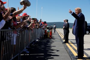 Νέα θεωρία συνωμοσίας του Τραμπ: Το "βαθύ κράτος" της FDA θέλει να καθυστερήσει το εμβόλιο - εικόνα 2