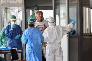 Οι Βρετανοί (τουρίστες) ξανάρχονται: Οι πρώτες πτήσεις από Αγγλία στη Ζάκυνθο - Τι γίνεται στον Προμαχώνα