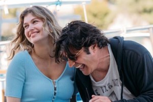 Η Κλέλια Ανδριολάτου ποζάρει τόπλες στη λίμνη Δόξα [εικόνες]