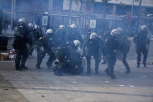 Τραυματίστηκε φωτορεπόρτερ στη συγκέντρωση για τα Τέμπη: "Ήταν απρόκλητη η επίθεση", λέει ο Μάριος Λώλος