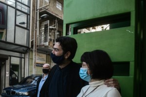 Porsche έπεσε πάνω σε αγροτικό και μπήκε σε ζαχαροπλαστείο στη Βάρδα [Εικόνες]