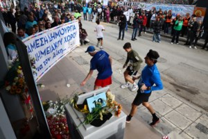 Μνημείο για τον Άλκη Καμπανό σε αυλή νηπιαγωγείου στη Χαριλάου, κοντά στο σημείο της δολοφονίας