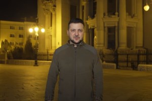 Μέλη του ΚΚΕ και της ΚΝΕ πέταξαν κόκκινη μπογιά σε πλοίο του ΝΑΤΟ στον Πειραιά [εικόνες, βίντεο] - εικόνα 2