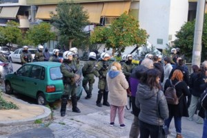 Η σύλληψη της συνταξιούχου δημοσιογράφου Ιωάννας Κολοβού: Της έκαναν έξωση, επεισόδια και χημικά [εικόνες - βίντεο] - εικόνα 6