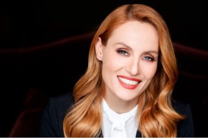 Ελένη Φουρέιρα: Εντυπωσιακή νονά στην Κρήτη - Το μπλε φόρεμα και τα... σταφύλια [Εικόνες]