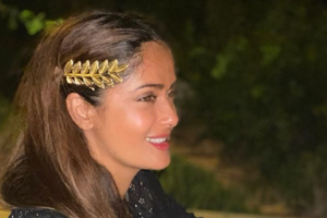 Σάλμα Χάγιεκ: Διαφορετικά γενέθλια στην Πάρο με το μαγιό και με φόντο το Αιγαίο - εικόνα 3