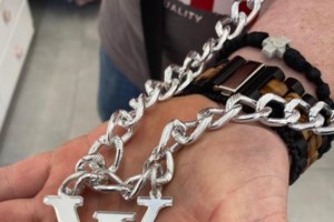 Μαφιόζικη επίθεση στη Μύκονο: Έστησαν καρτέρι σε ξενοδόχο, τον τράκαραν και τον χτύπησαν με λοστό