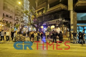 Κορονο-πάρτι και στη Μύκονο: Ποτά και φωτιές στην παραλία από 100 άτομα [Βίντεο]