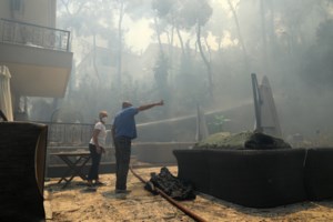 Σε ύφεση η φωτιά στη Σταμάτα: Κάηκαν περίπου 20 σπίτια - Αυτοκίνητα έγιναν στάχτη [εικόνες] - εικόνα 8