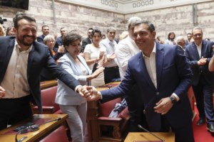 Βουλή: Πρώτη σύγκρουση ΣΥΡΙΖΑ με "Σπαρτιάτες" - Να φύγουν από τα έδρανα πίσω μας - εικόνα 3