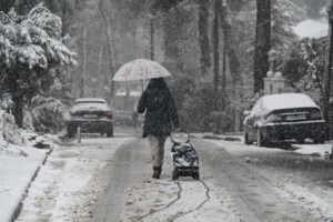 Κακοκαιρία: Από τις 9 το Δημόσιο σε Αττική και Στερεά Ελλάδα, από τις 10 καταστήματα και delivery - Πώς θα λειτουργήσουν τα σχολεία - εικόνα 2