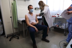 Εμβόλιο Pfizer: Η αποτελεσματικότητα έναντι της λοίμωξης πέφτει στο 47% μετά από πέντε μήνες - εικόνα 2