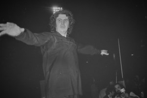 Μίκης Θεοδωράκης: Η ζωή του κορυφαίου μουσικοσυνθέτη μέσα από 25+1 άγνωστες φωτογραφίες - εικόνα 2