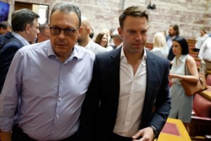 Debate ΣΥΡΙΖΑ: Οι αφίξεις των τεσσάρων υποψήφιων προέδρων στην ΕΡΤ - Με πανό οι εργαζόμενοι Αυγής και Κόκκινου [εικόνες-βίντεο]