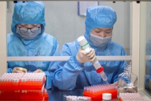 Ο Μακρόν συναντήθηκε με τον καθηγητή Ραούλ, που υποστηρίζει τη θεραπεία της υδροξυχλωροκίνης